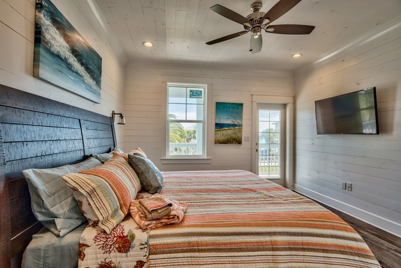 King #3, balcony has views of beach