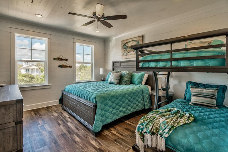 King #5 also has set twin bunks