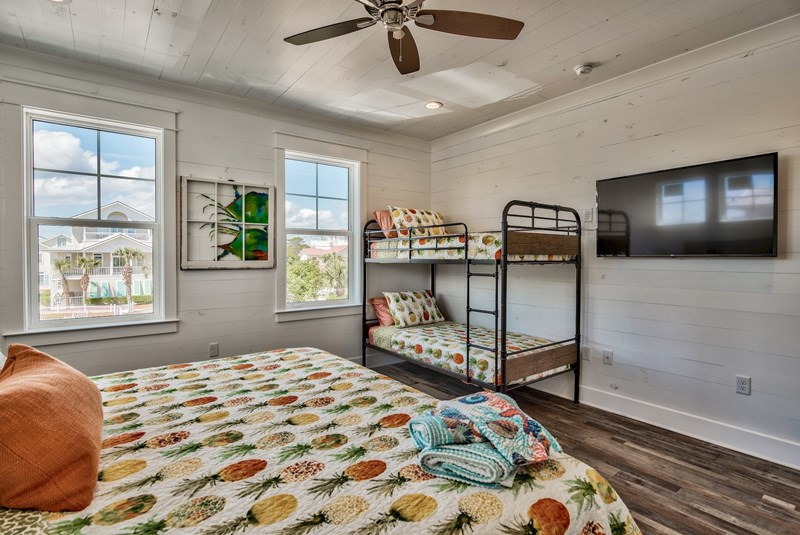 King #6 also has set twin bunks